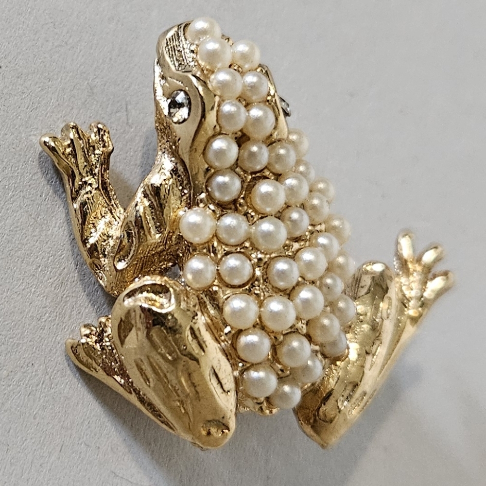 Vintage Gold Tone Faux Pearl Frog Brooch. - Picture 2 of 6